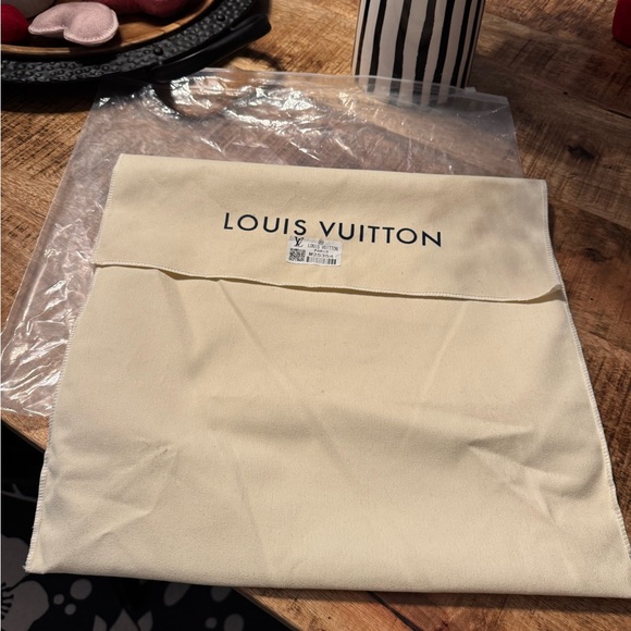 Elegant Brown Leather Shoulder Bag - Picture 3 of 12